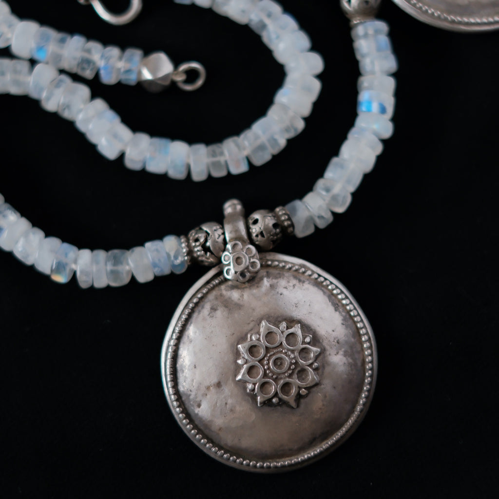 Collar con 3 colgantes antiguos de plata de Rajastan combinado con piedra de luna arcoiris ( espectrolita ) y cuentas de plata antigua de Paquistan. El cierre es contemporaneo de plata de ley y piedra de luna. Longitud 49 cm Medidas colgantes 4'5 cm x 4'5 cm Peso 88 gr. One of a kind by Lula Maiz