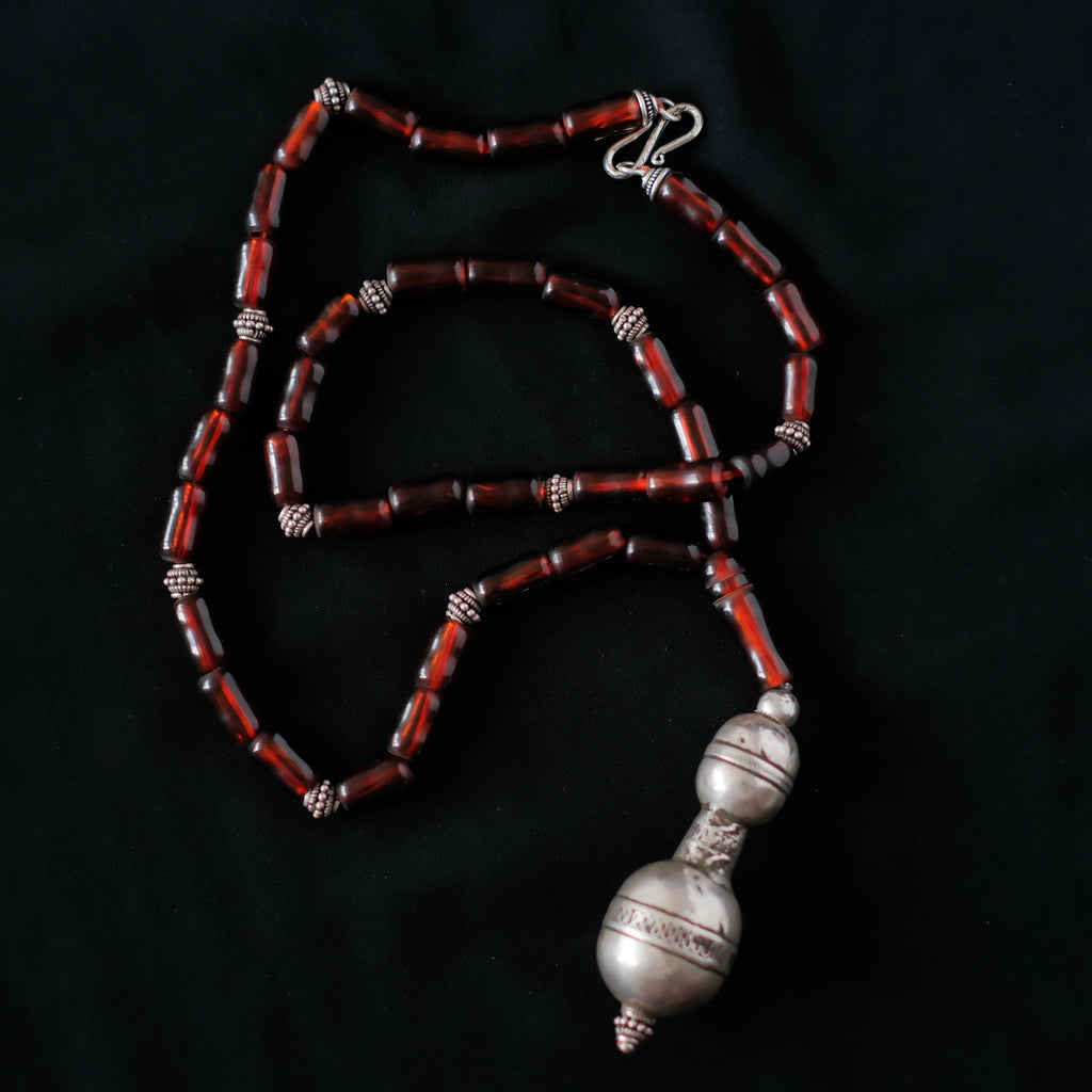 Collar con colgante antiguo de plata de Afganistan, combinado en esta ocasión con piezas de ámbar de un tasbih antiguo ( rosario musulmán ) y cuentas de plata de ley . Pieza única de Lula Máiz. Longitud 78 cm Colgante 8'5 cm Peso 85 gr. One of a kind by Lula Maiz with old silver pendant from Afghanistan and amber beads from a tasbih.