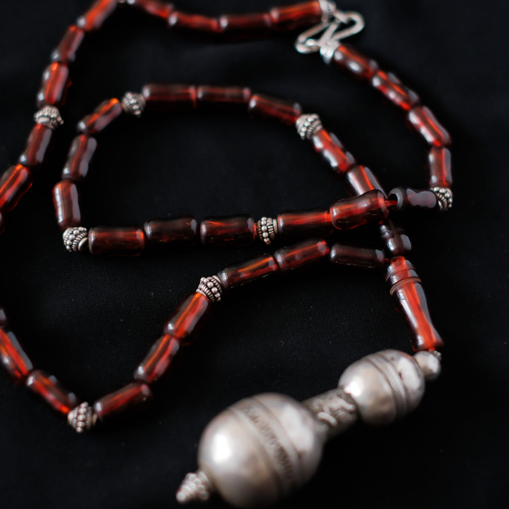 Collar con colgante antiguo de plata de Afganistan, combinado en esta ocasión con piezas de ámbar de un tasbih antiguo ( rosario musulmán ) y cuentas de plata de ley . Pieza única de Lula Máiz. Longitud 78 cm Colgante 8'5 cm Peso 85 gr. One of a kind by Lula Maiz with old silver pendant from Afghanistan and amber beads from a tasbih.