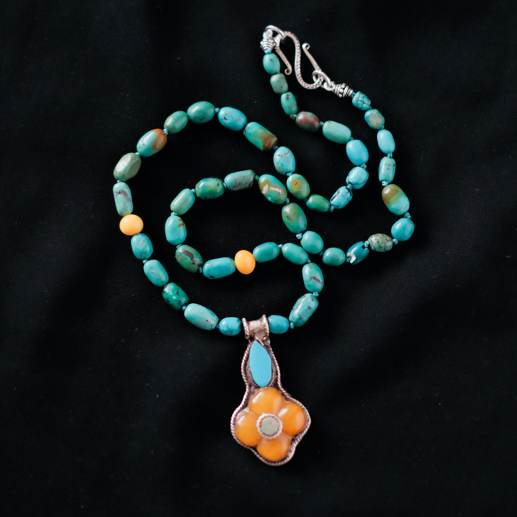 Collar con colgante tibetano hecho a mano con plata, ambar y turquesa, gemas favoritas de la joyería tradicional tibetana, engarzado en esta pieza unica con turquesas tibetanas, ambar y cierre de plata de ley. Pieza unica de Lula Maiz Longitud 49 cm Peso 31 gr Medidas colgante 4'5 cm x 2'5 cm One of a kind by Lula Maiz