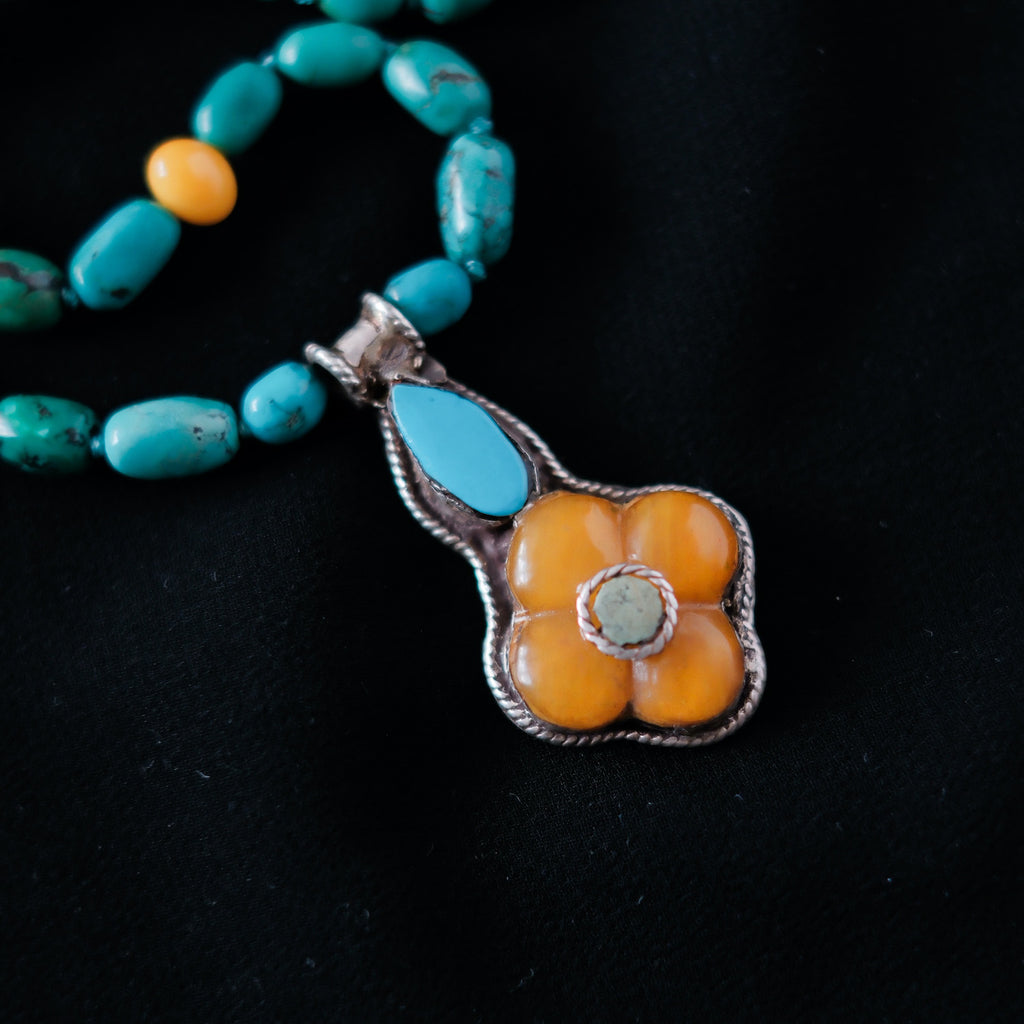 Collar con colgante tibetano hecho a mano con plata, ambar y turquesa, gemas favoritas de la joyería tradicional tibetana, engarzado en esta pieza unica con turquesas tibetanas, ambar y cierre de plata de ley. Pieza unica de Lula Maiz Longitud 49 cm Peso 31 gr Medidas colgante 4'5 cm x 2'5 cm One of a kind by Lula Maiz