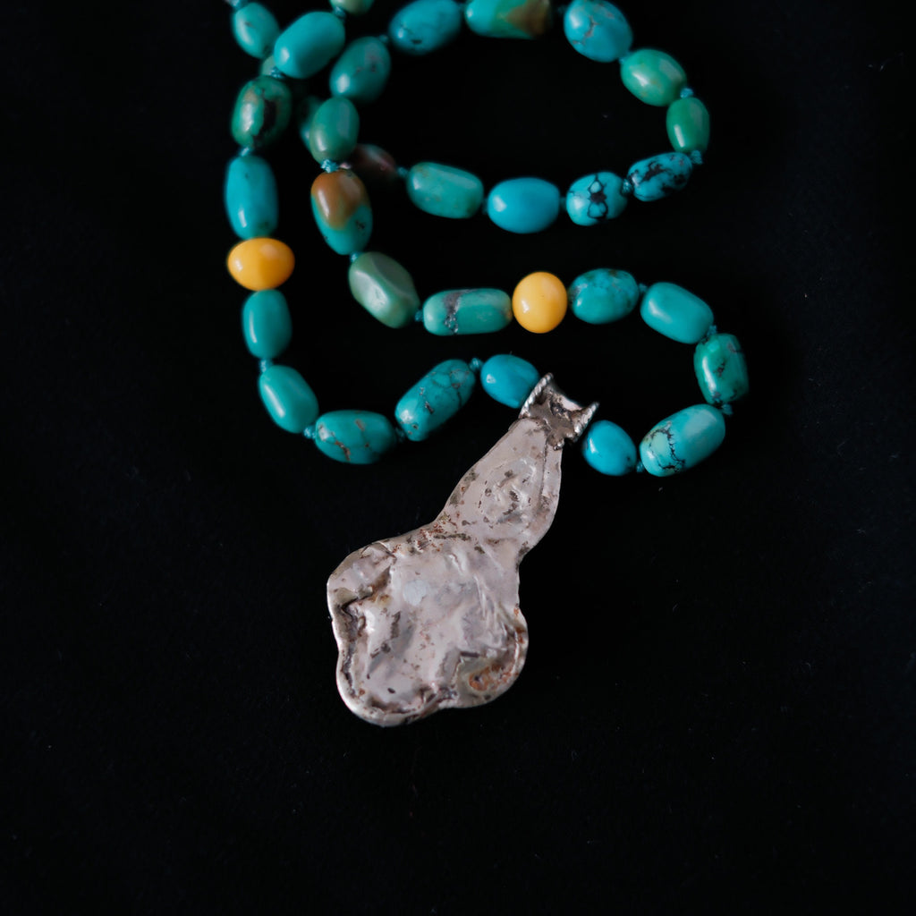 Collar con colgante tibetano hecho a mano con plata, ambar y turquesa, gemas favoritas de la joyería tradicional tibetana, engarzado en esta pieza unica con turquesas tibetanas, ambar y cierre de plata de ley. Pieza unica de Lula Maiz Longitud 49 cm Peso 31 gr Medidas colgante 4'5 cm x 2'5 cm One of a kind by Lula Maiz