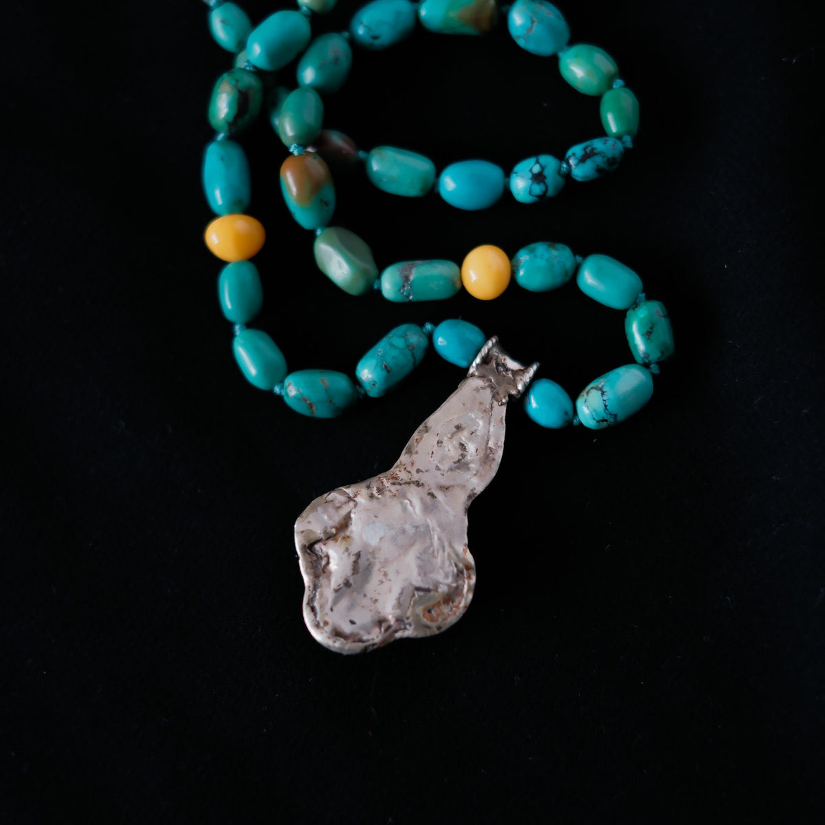 Collar con colgante tibetano hecho a mano con plata, ambar y turquesa, gemas favoritas de la joyería tradicional tibetana, engarzado en esta pieza unica con turquesas tibetanas, ambar y cierre de plata de ley. Pieza unica de Lula Maiz Longitud 49 cm Peso 31 gr Medidas colgante 4'5 cm x 2'5 cm One of a kind by Lula Maiz
