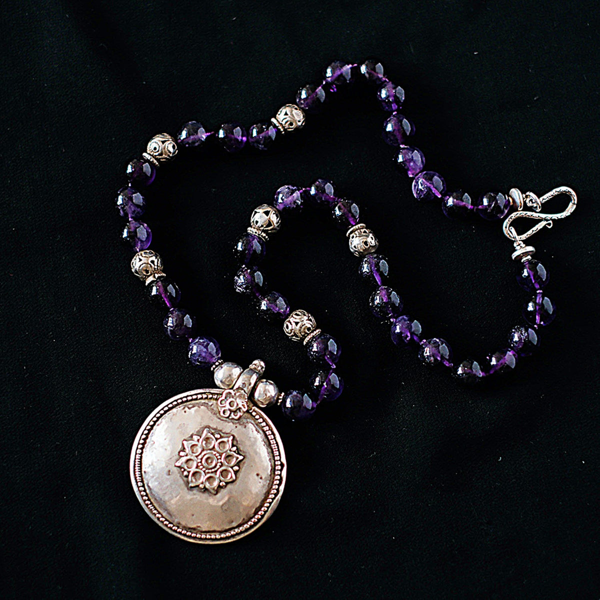 Collar con colgante antiguo de plata de Rajastan, combinado con amatistas y cuentas de plata antiguas de Paquistan. El cierre es contemporaneo de plata de ley . Longitud 49 cm Diametro colgante 4'5 cm Peso 70 gr One of a kind by Lula Maiz