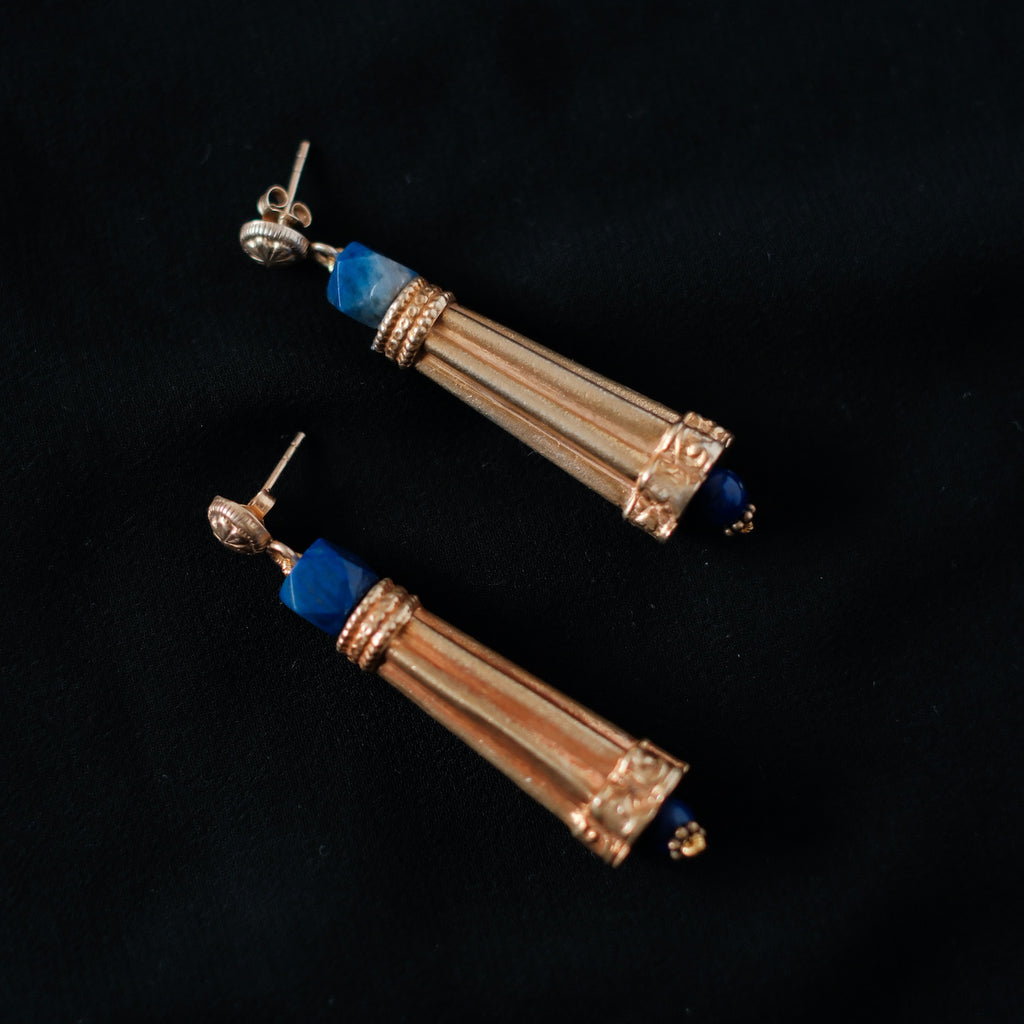 Pendientes hechos con cuentas de plata dorada artesanales y lapislazuli. El top es con sistema de presion y mariposa en la parte posterior. Longitud 5'5 cm Peso 18 gramos Earrings with gold plated silver and lapislazuli. By Lula Maiz