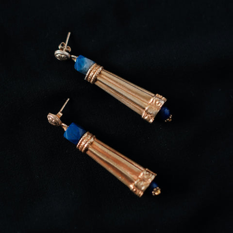 Pendientes hechos con cuentas de plata dorada artesanales y lapislazuli. El top es con sistema de presion y mariposa en la parte posterior. Longitud 5'5 cm Peso 18 gramos Earrings with gold plated silver and lapislazuli. By Lula Maiz