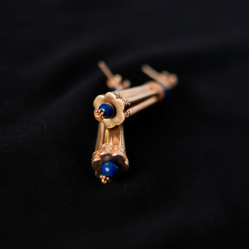 Pendientes hechos con cuentas de plata dorada artesanales y lapislazuli. El top es con sistema de presion y mariposa en la parte posterior. Longitud 5'5 cm Peso 18 gramos Earrings with gold plated silver and lapislazuli. By Lula Maiz