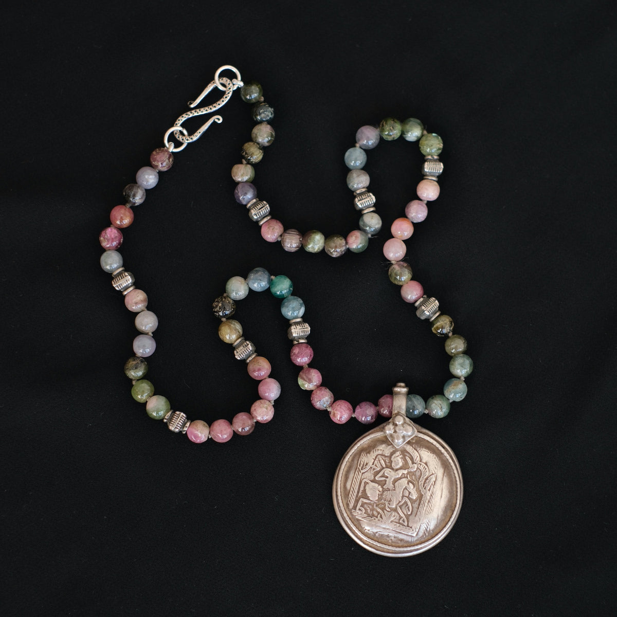 Collar diseñado por Lula Máiz con antiguo colgante de plata, representando a  Baba Ramdev, gobernante del Rajastan en el S XIV, considerado como una encarnación del dios hindú Vishnu.   Esta engarzado en esta pieza única con turmalinas multicolores y cuentas de plata de ley. El cierre de mosquetón  es contemporáneo, también de plata. Pieza única de Lula Máiz. One of a kind by Lula Máiz