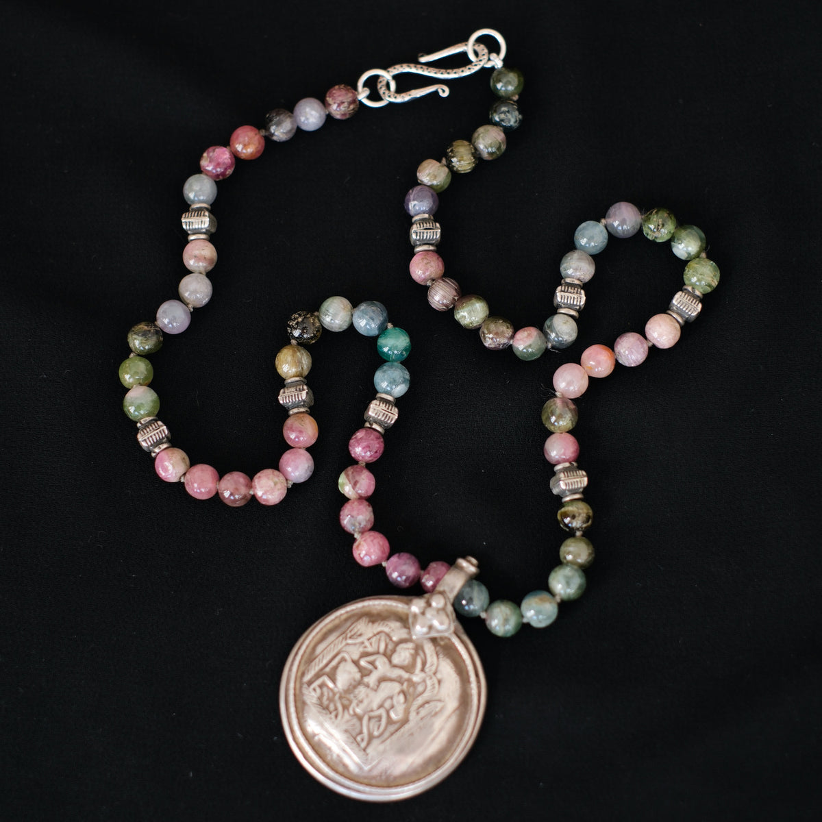 Collar diseñado por Lula Máiz con antiguo colgante de plata, representando a  Baba Ramdev, gobernante del Rajastan en el S XIV, considerado como una encarnación del dios hindú Vishnu.   Esta engarzado en esta pieza única con turmalinas multicolores y cuentas de plata de ley. El cierre de mosquetón  es contemporáneo, también de plata. Pieza única de Lula Máiz. One of a kind by Lula Máiz