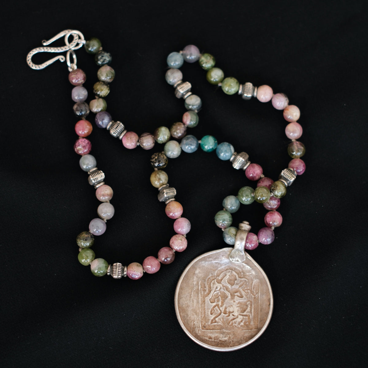 Collar diseñado por Lula Máiz con antiguo colgante de plata, representando a  Baba Ramdev, gobernante del Rajastan en el S XIV, considerado como una encarnación del dios hindú Vishnu.   Esta engarzado en esta pieza única con turmalinas multicolores y cuentas de plata de ley. El cierre de mosquetón  es contemporáneo, también de plata. Pieza única de Lula Máiz. One of a kind by Lula Máiz