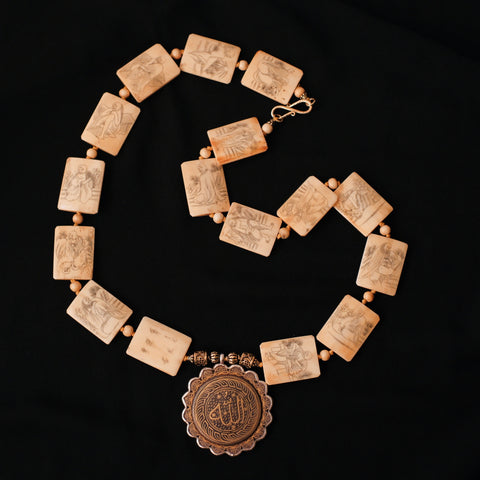 Collar con un antiguo colgante artesanal de plata con esmalte de Irán y antiguas piezas de hueso, de China. Las cuentas y el cierre son de plata con baño de oro. Pieza única de Lula Máiz. Longitud 75 cm Diámetro colgante 5 cm Peso 144 g One of a kind by Lula Máiz