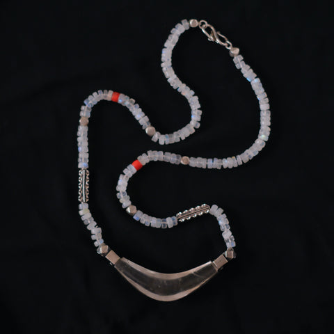 Collar con colgante artesanal de cristal de cuarzo natural con plata y coral, combinado en esta pieza unica de Lula Maiz con cuentas de piedra de luna arcoiris, llamada asi por su hermoso efecto visual de destellos flotantes azulados, llamado labradorescencia. Tambien tiene cuentas de plata de ley y cierre de plata con piedra de luna. Longitud 76 cm Peso 76 g One of a kind necklace by Lula Maiz