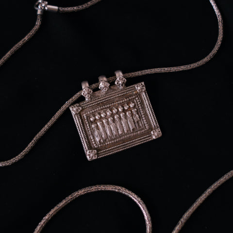 Amuleto artesanal antiguo de India, hecho a mano con plata y que representas a las diosas conocidas como la 7 hermanas, que son una manifestación de la Madre Tierra. La cadena es contemporánea hecha a mano con plata de ley. Longitud cadena 40 cm Medidas amuleto 40 mm x 35 mm Peso 26 g OLd silver amulet from India with the 7 sisters. Lula Maiz