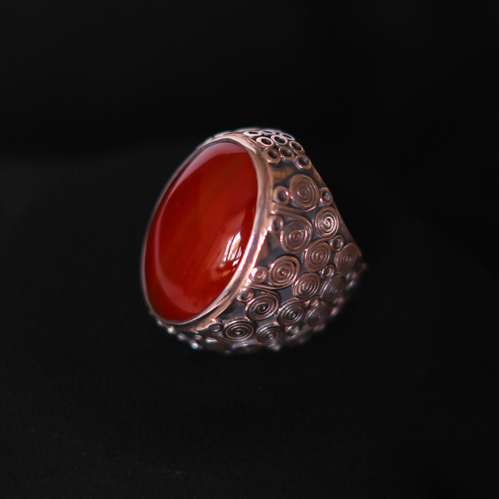 Anillo artesanal XL hecho a mano con plata de ley y gran cabujón de ágata cornalina. Tamaño 20 Peso 34 g Hand made ring with carnelian cabochon. Lula Máiz