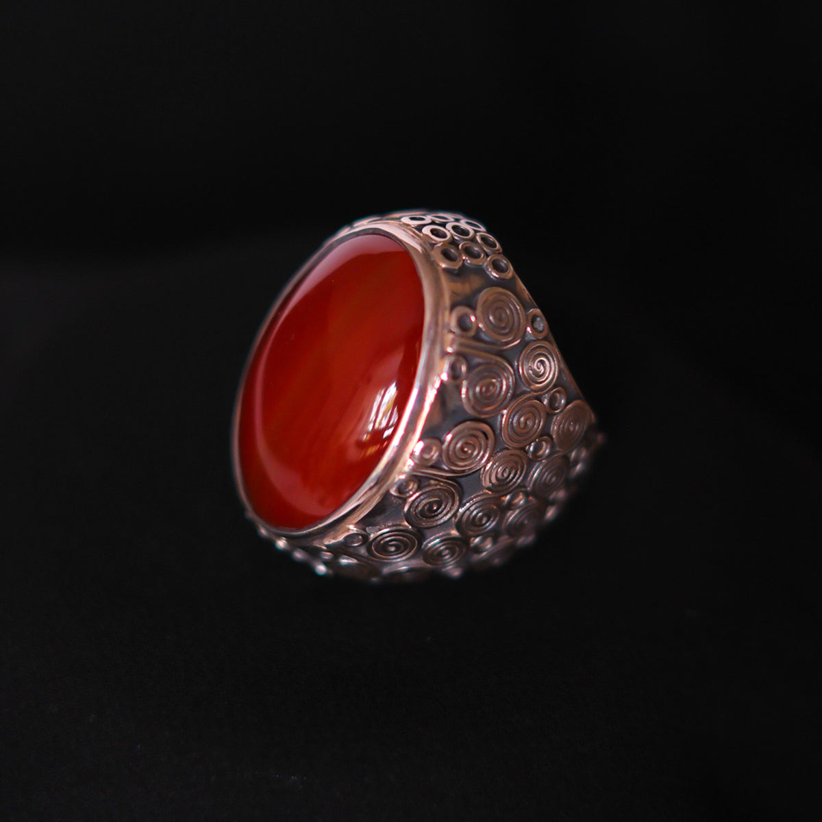 Anillo artesanal XL hecho a mano con plata de ley y gran cabujón de ágata cornalina. Tamaño 20 Peso 34 g Hand made ring with carnelian cabochon. Lula Máiz