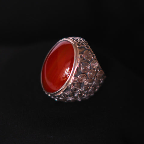 Anillo artesanal XL hecho a mano con plata de ley y gran cabujón de ágata cornalina. Tamaño 20 Peso 34 g Hand made ring with carnelian cabochon. Lula Máiz