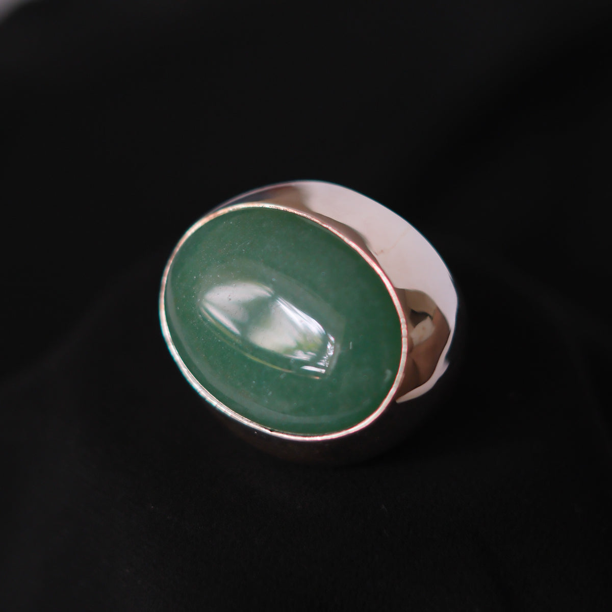 Anillo artesanal hecho a mano con plata de ley y gran cabujón de aventurina. Tamaño 23 Peso 55 g Medidas aventurina 40 mm x 30 mm XXL ring hand made with silver and big aventurine cabochon. Lula Máiz
