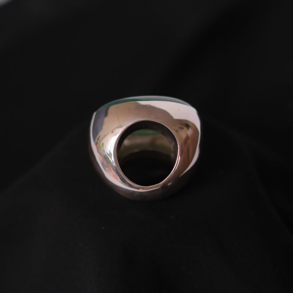 Anillo artesanal hecho a mano con plata de ley y gran cabujón de aventurina. Tamaño 23 Peso 55 g Medidas aventurina 40 mm x 30 mm XXL ring hand made with silver and big aventurine cabochon. Lula Máiz