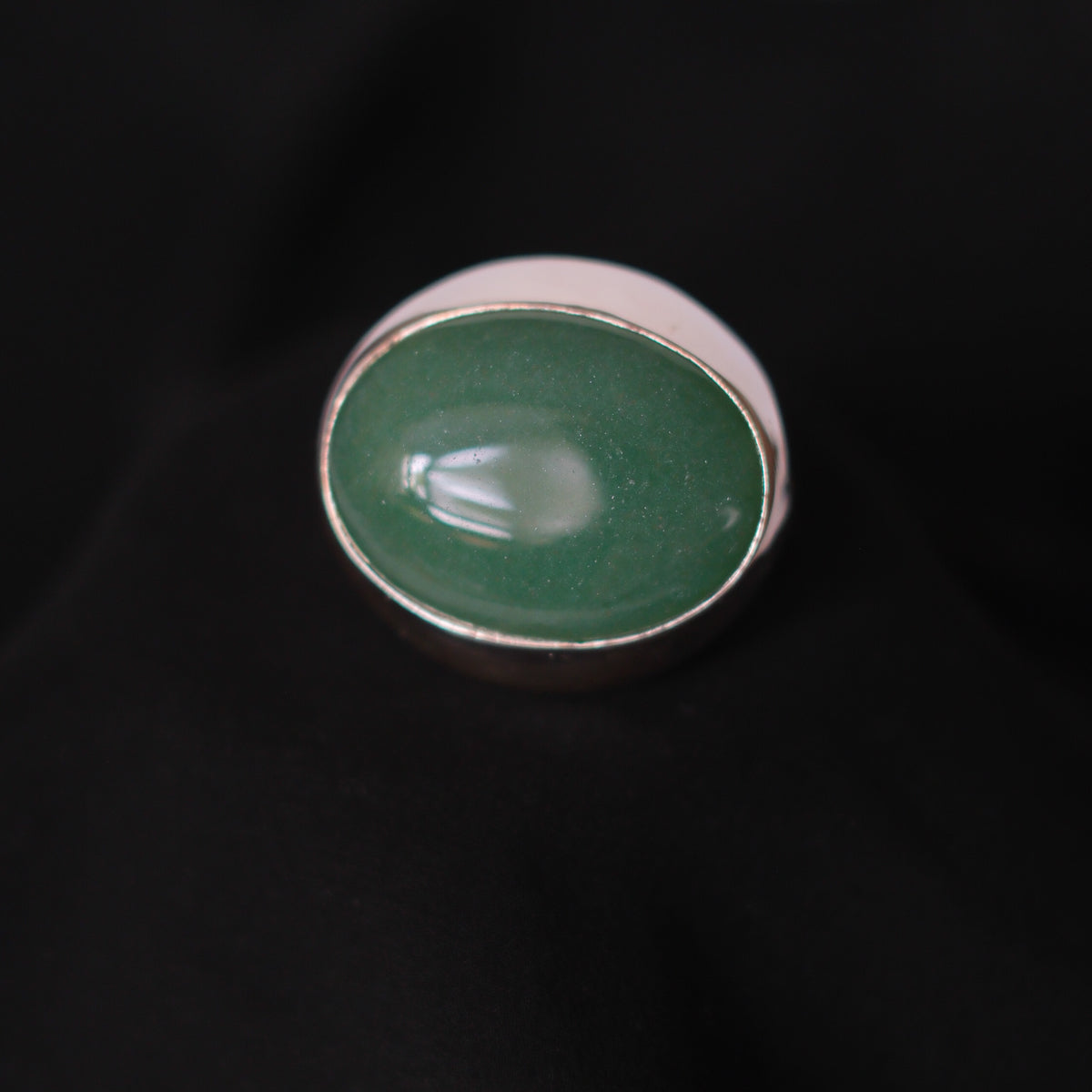 Anillo artesanal hecho a mano con plata de ley y gran cabujón de aventurina. Tamaño 23 Peso 55 g Medidas aventurina 40 mm x 30 mm XXL ring hand made with silver and big aventurine cabochon. Lula Máiz
