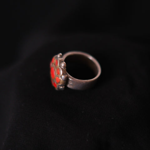 Anillo antiguo de Paquistan hecho a mano con plata y corales. Tamano 21 Peso 15 g Old ring from Pakistan hand made with silver and coral. Lula Maiz