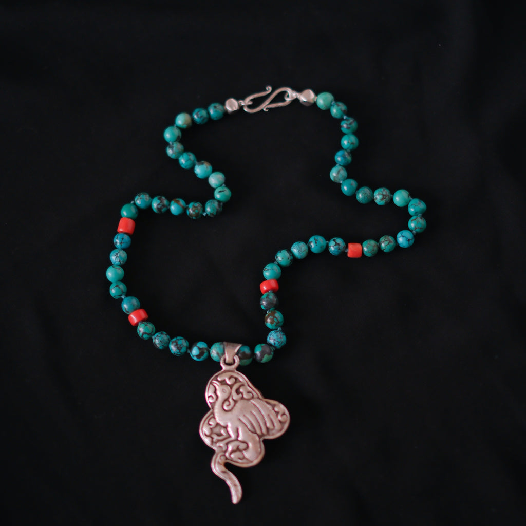 Collar con turquesas, coral y colgante tibetano hecho a mano con plata, coral y turquesas, representando una serpiente, animal que simboliza la renovacion, transformacion y sabiduria. La parte posterior tiene un exquisito trabajo artesanal, y puede ser usado por ambos lados. El cierre es de plata de ley. Longitud 51 cm Peso 56 g One of a kind by Lula Máiz
