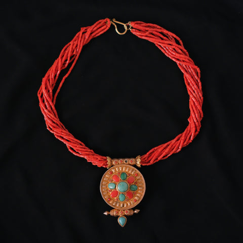 Collar con ghau tibetano, colgante caja amuleto de plata dorada, coral y turquesas engarzado con engarzado con diez vueltas de coral y cuentas de plata dorada. El cierre es tambien de plata dorada. Longitud 48 cm ( enroscado ) Medidas Ghau 7 cm x 4,5 cm Peso 103 g One of a kind by Lula Maiz.