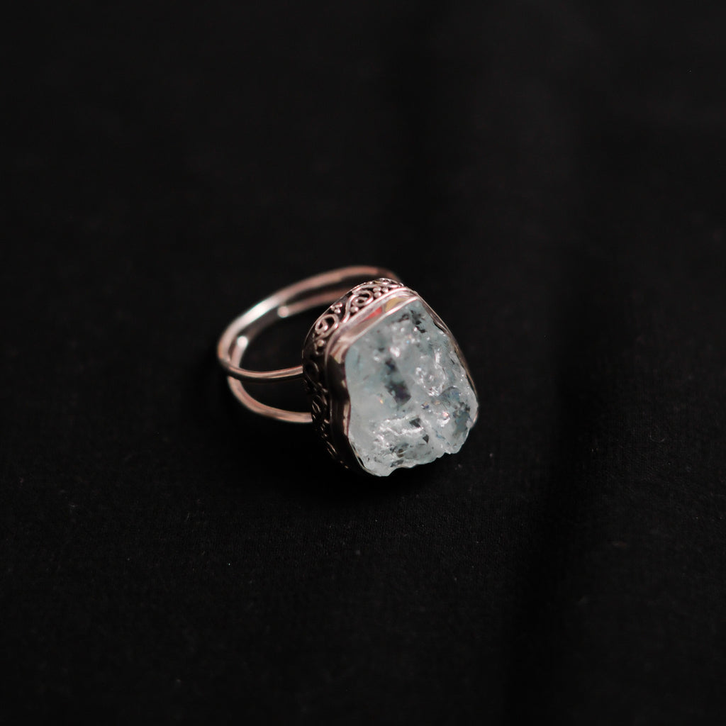 Anillo artesanal hecho a mano con plata de ley y aguamarina en bruto. Tamaño 23 Peso 10 g.Hand made silver ring with aquamarine. Lula Máiz