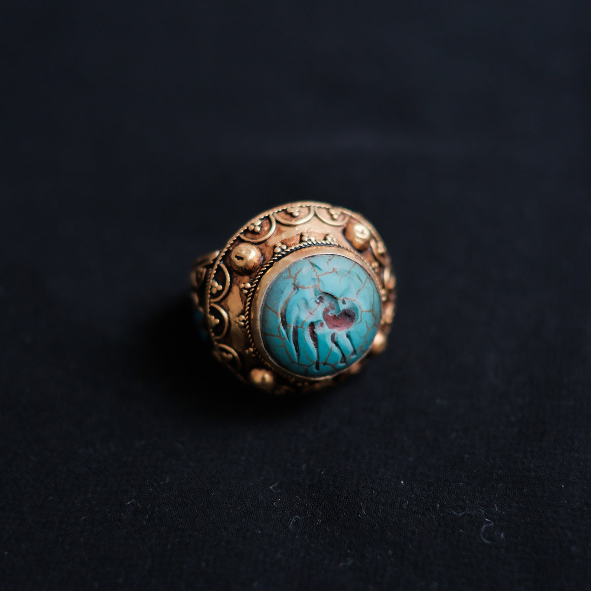 Anillo artesanal hecho a mano con aleación de plata, baño de oro mateado y sello zoomórfico en turquesa. Tamaño 20 Diámetro 3 cm Peso 23 g. Vintage afghan ring with animal seal. Lula Máiz
