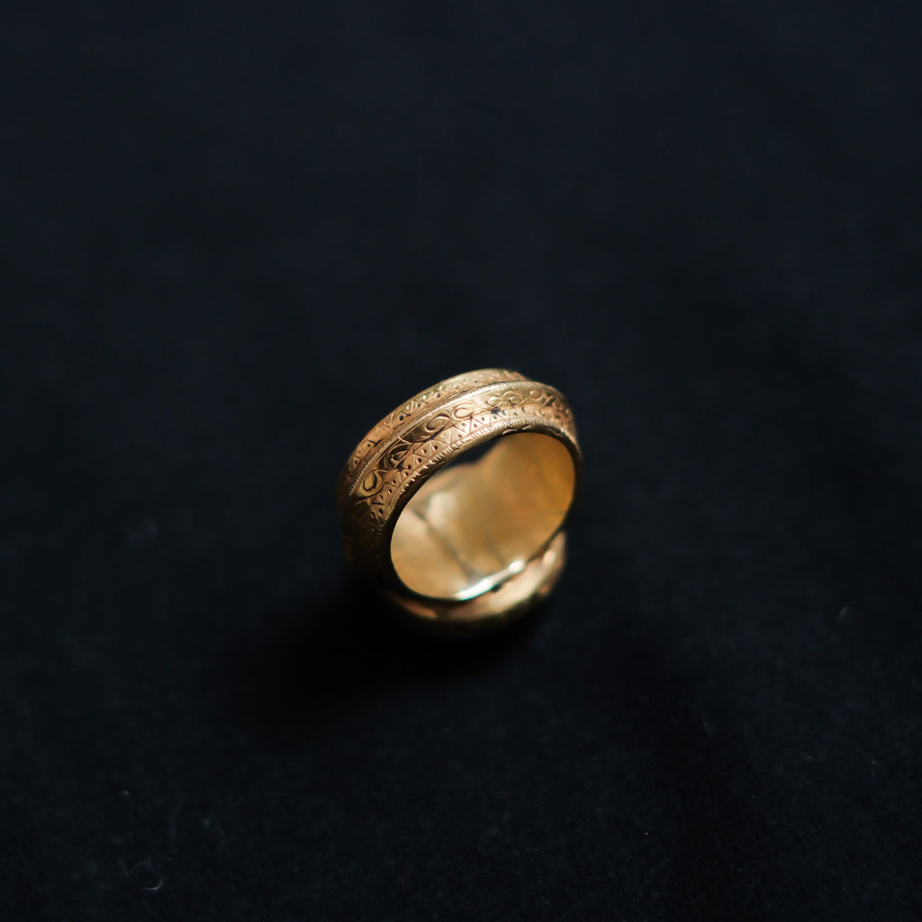 Anillo artesanal hecho a mano con oro y sello antiguo de Irán. Lleva lacre en el interior para hacerlo resistente al uso y golpes, usando la técnica tradicional . Tamaño 17 Medidas sello 15 mm x 10 mm Peso 14 g Signet gold ring from Iran. Lula Máiz