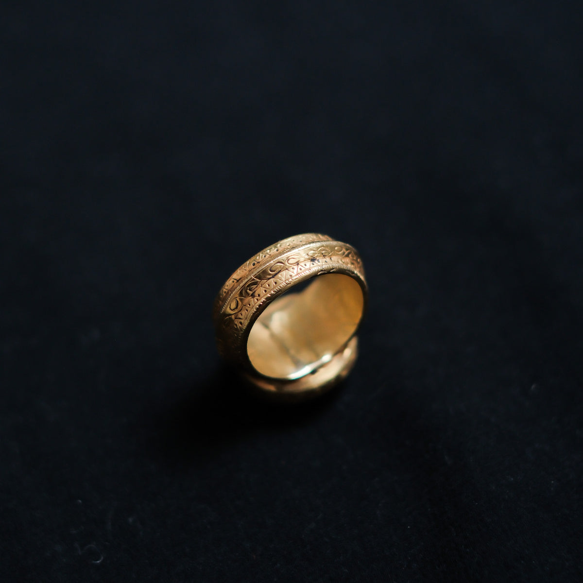 Anillo artesanal hecho a mano con oro y sello antiguo de Irán. Lleva lacre en el interior para hacerlo resistente al uso y golpes, usando la técnica tradicional . Tamaño 17 Medidas sello 15 mm x 10 mm Peso 14 g Signet gold ring from Iran. Lula Máiz