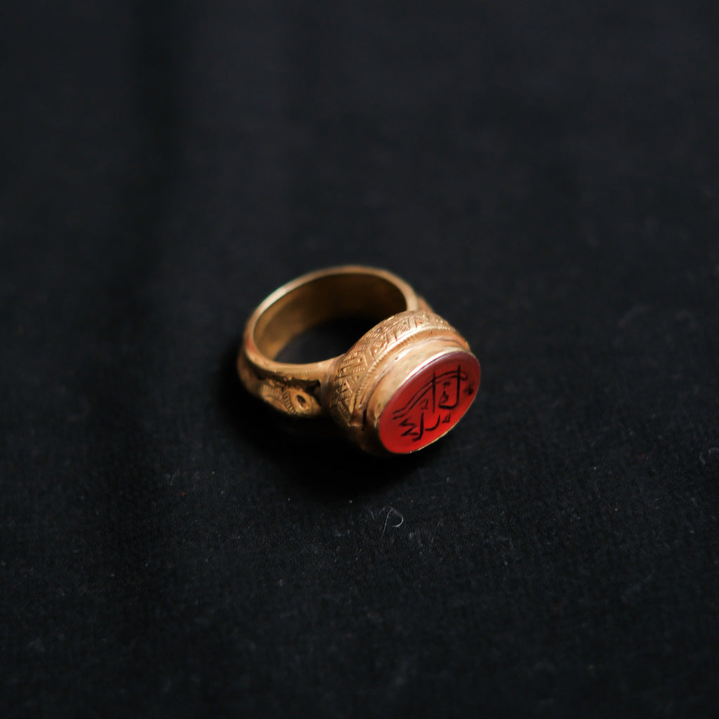 Anillo artesanal hecho a mano con oro y sello antiguo de Irán. Lleva lacre en el interior para hacerlo resistente al uso y golpes, usando la técnica tradicional . Tamaño 17 Medidas sello 15 mm x 10 mm Peso 14 g Signet gold ring from Iran. Lula Máiz
