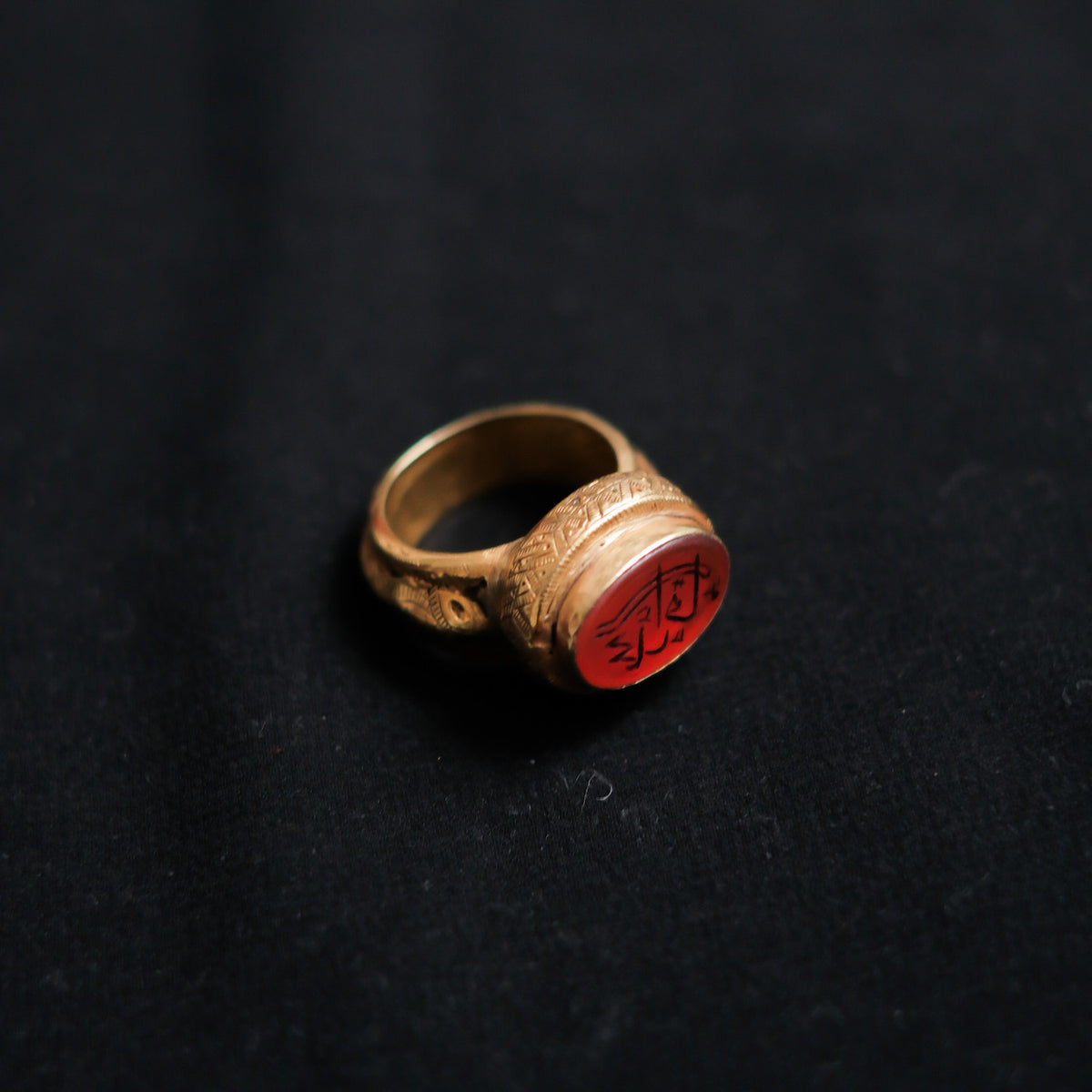 Anillo artesanal hecho a mano con oro y sello antiguo de Irán. Lleva lacre en el interior para hacerlo resistente al uso y golpes, usando la técnica tradicional . Tamaño 17 Medidas sello 15 mm x 10 mm Peso 14 g Signet gold ring from Iran. Lula Máiz