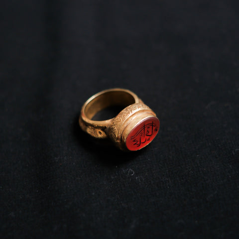 Anillo artesanal hecho a mano con oro y sello antiguo de Irán. Lleva lacre en el interior para hacerlo resistente al uso y golpes, usando la técnica tradicional . Tamaño 17 Medidas sello 15 mm x 10 mm Peso 14 g Signet gold ring from Iran. Lula Máiz
