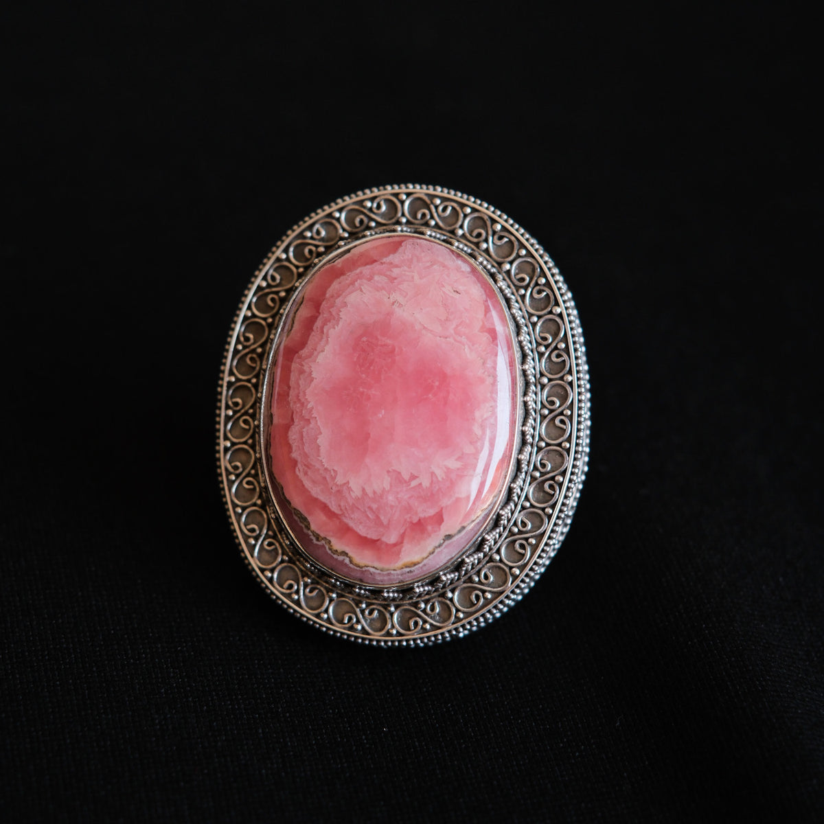 Anillo artesanal hecho a mano con plata de ley y gran cabujón de rodocrosita. Tamaño 17 Medidas 5 cm x 4 cm Peso 40 g. Chunky silver rings. XL silver ring with rhodochrosite. Lula Máiz