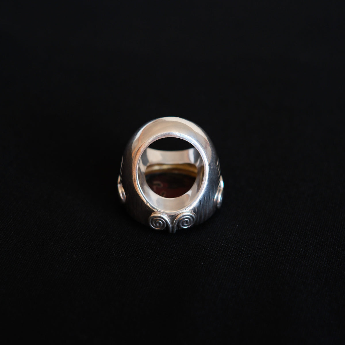 Anillo de diseño uigur, comunidad musulmana de Kashgar ( Sinkiang ), con un gran cabujón de jaspe pictórico. Las espirales laterales simbolizan la eternidad. Hecho a mano con plata de ley. Tamaño 16 Diametro jaspe 3 cm Peso 34 g. Handcrafted silver ring with picture jasper. Chunky rings. Lula Máiz
