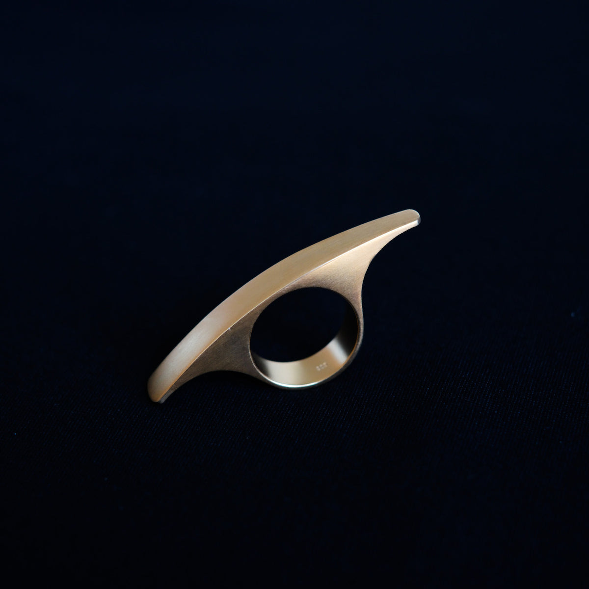 Anillo artesanal hecho a mano con plata de ley y baño de oro mateado. Longitud 6 cm Peso 13 g. Contemporary gold plated silver ring. Lula Máiz