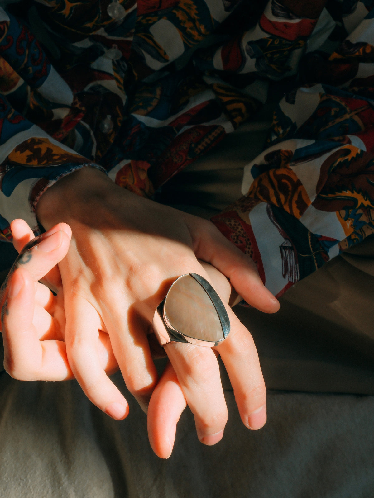 Anillo artesanal hecho a mano con plata de ley y nácar. Esta abierto por lo que se adapta a diferentes tamaños. Medidas 35 mm x 25 mm Peso 15 g. Handcrafted silver ring with mother of pearl. Lula Máiz