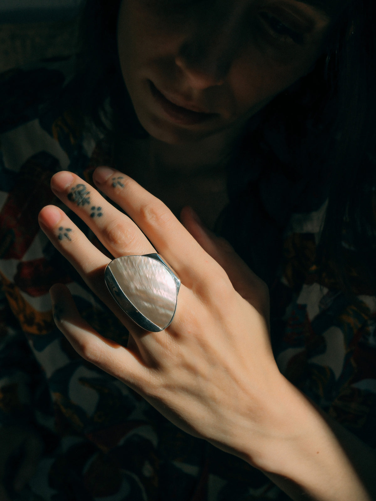 Anillo artesanal hecho a mano con plata de ley y nácar. Esta abierto por lo que se adapta a diferentes tamaños. Medidas 35 mm x 25 mm Peso 15 g. Handcrafted silver ring with mother of pearl. Lula Máiz