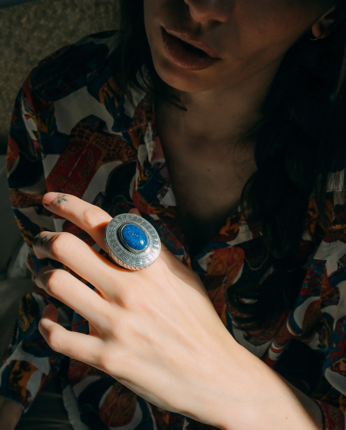 Anillo artesanal hecho a mano con plata de ley y cabujón de lapislázuli. Tamaño 19 Medidas 4 cm x 3 cm Peso 30 g. Handcrafted silver ring with lapislazuli. Lula Máiz