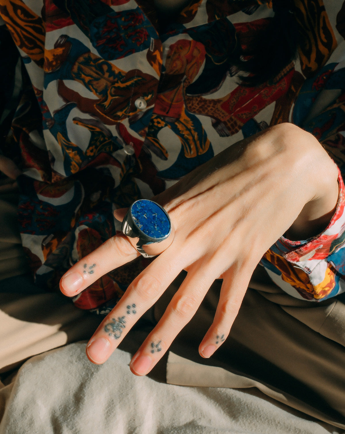 Anillo artesanal hecho a mano con plata de ley y lapislázuli. Tamaño 19 Medidas del lapislázuli 30 mm x 20 mm Peso 35 g. Handcrafted contemporary silver ring with lapislazuli