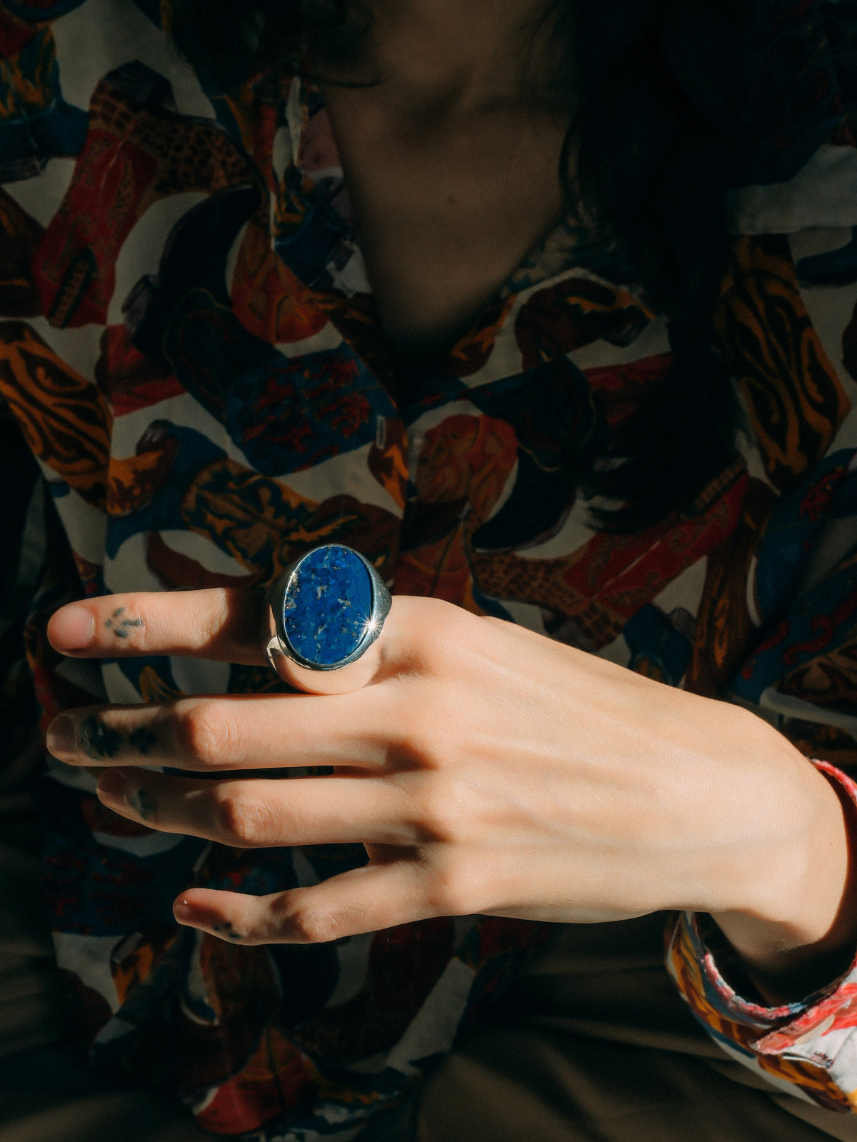 Anillo artesanal hecho a mano con plata de ley y lapislázuli. Tamaño 19 Medidas del lapislázuli 30 mm x 20 mm Peso 35 g. Handcrafted contemporary silver ring with lapislazuli