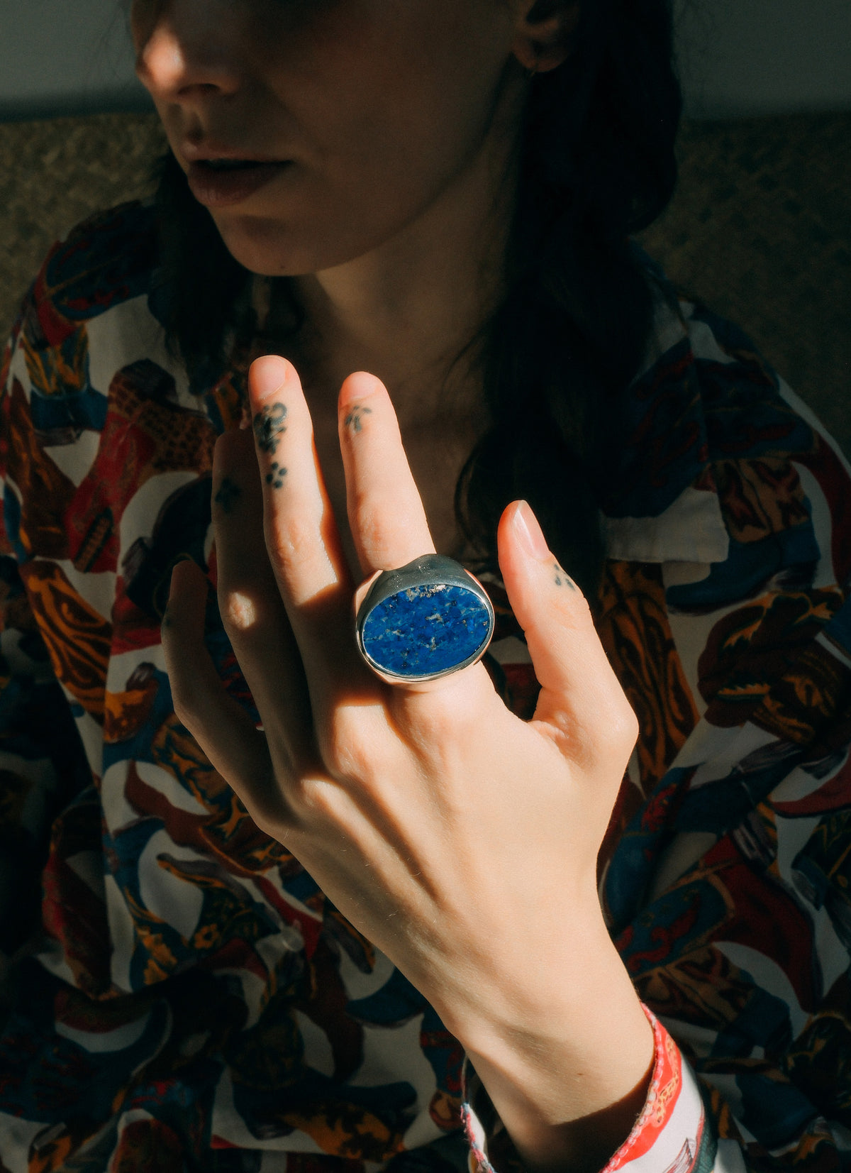 Anillo artesanal hecho a mano con plata de ley y lapislázuli. Tamaño 19 Medidas del lapislázuli 30 mm x 20 mm Peso 35 g. Handcrafted contemporary silver ring with lapislazuli