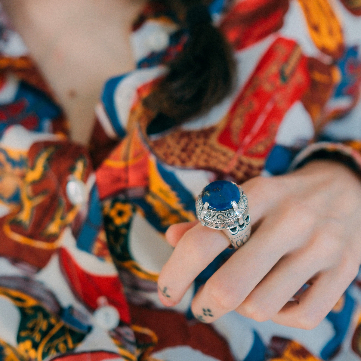 Anillo étnico de plata y lapislázuli