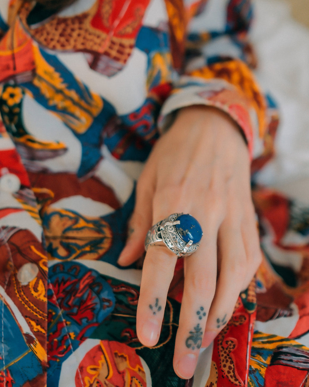 Anillo artesanal hecho a mano con plata de ley y cabujón de lapislázuli. Tamaño 18 Peso 31 g Handcrafted silver rings with lapislazuli. Lula Máiz