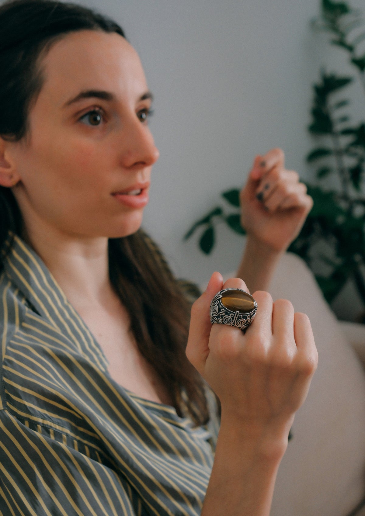 Anillo artesanal hecho a mano con plata de ley, gran cabujón de ojo de tigre y diseño de la comunidad uigur de Kashgar, importante centro en la ruta de la seda. Tamaño 17 Medidas ojo de tigre 25 mm x 18 mm Peso 32 g. Kashgar silver ring with big tiger eye cabochon. Lula Máiz