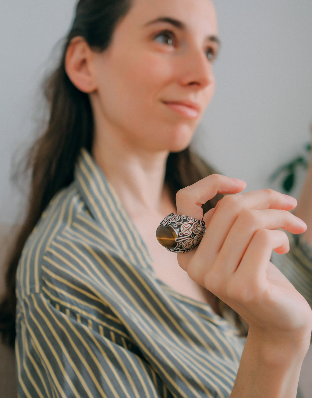 Anillo artesanal hecho a mano con plata de ley, gran cabujón de ojo de tigre y diseño de la comunidad uigur de Kashgar, importante centro en la ruta de la seda. Tamaño 17 Medidas ojo de tigre 25 mm x 18 mm Peso 32 g. Kashgar silver ring with big tiger eye cabochon. Lula Máiz