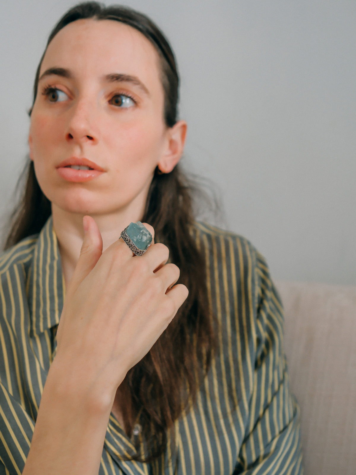 Anillo artesanal hecho a mano con plata de ley y aguamarina en bruto, sin pulir. Tamaño 17 Medidas aguamarina 3 cm x 2´5 cm Peso 15 g.Handcrafted silver ring with rough aquamarine. Lula Máiz