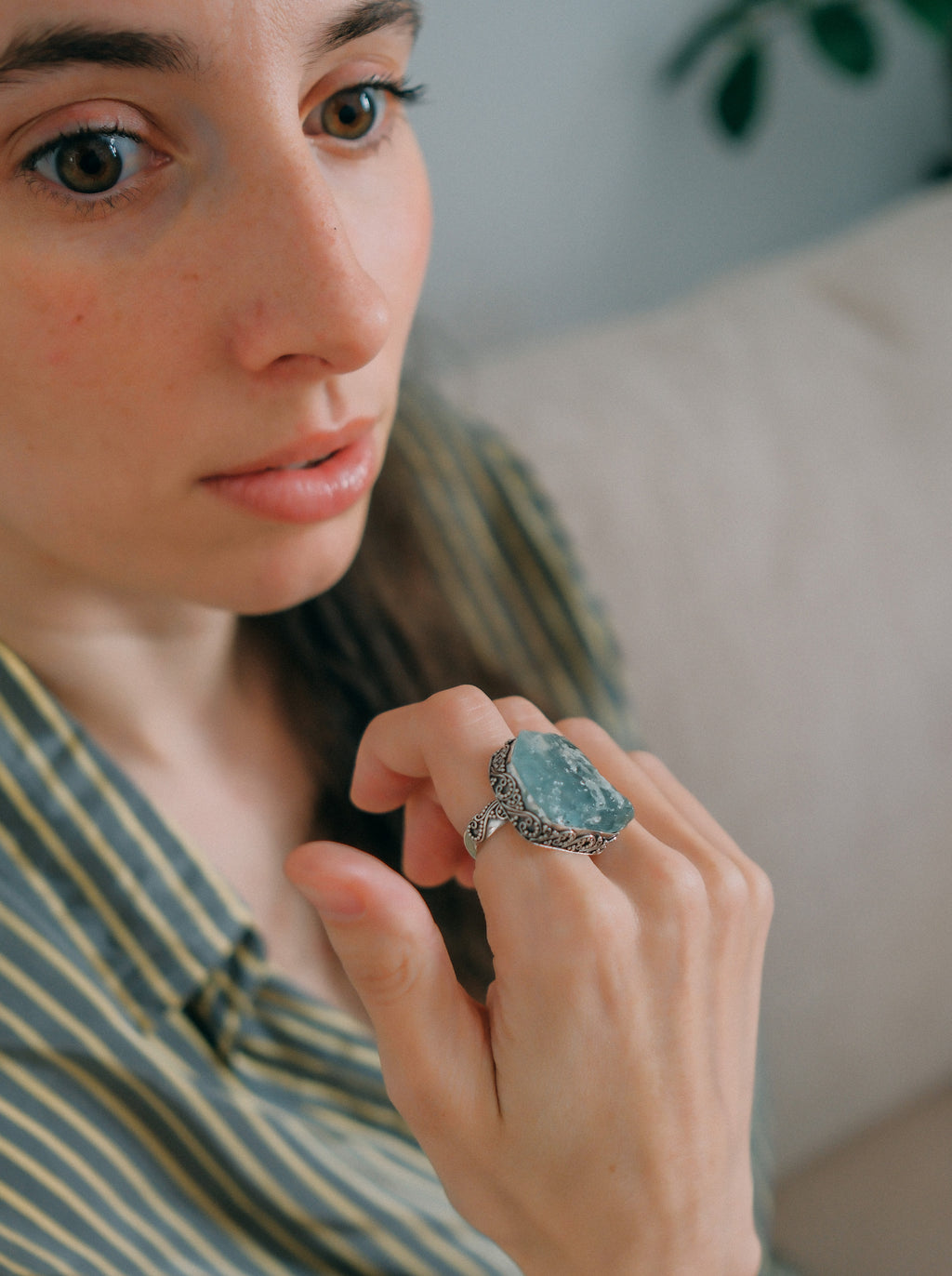 Anillo artesanal hecho a mano con plata de ley y aguamarina en bruto, sin pulir. Tamaño 17 Medidas aguamarina 3 cm x 2´5 cm Peso 15 g.Handcrafted silver ring with rough aquamarine. Lula Máiz