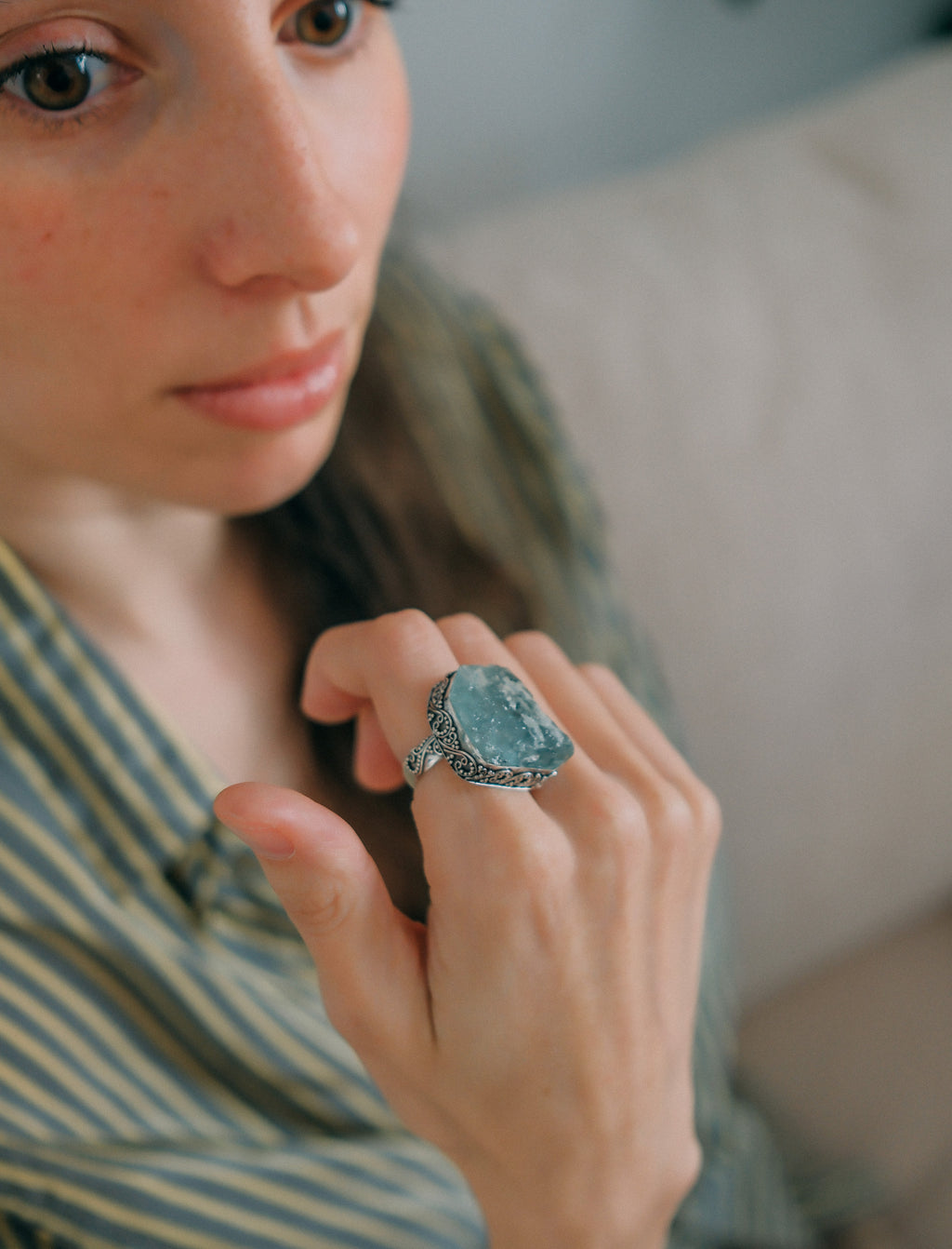 Anillo artesanal hecho a mano con plata de ley y aguamarina en bruto, sin pulir. Tamaño 17 Medidas aguamarina 3 cm x 2´5 cm Peso 15 g.Handcrafted silver ring with rough aquamarine. Lula Máiz