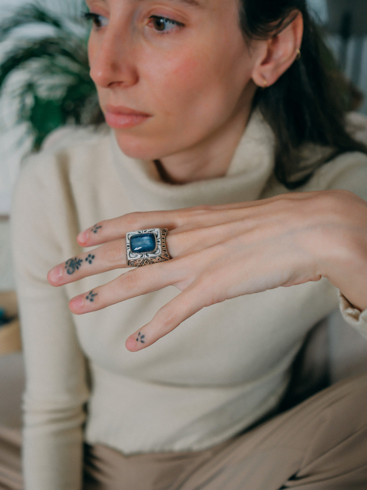 Anillo artesanal hecho a mano con plata de ley y cabujón de cianita. Tamaño 16 Medidas 25 mm x 18 mm Peso 30 g. Handcrafted silver ring with kyanite. Lula Máiz